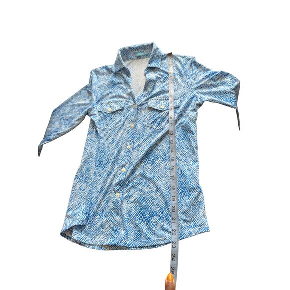 J. McLaughlin Button Up Blouse Blue White Stretch Croc Print V-Neck Size XS - Picture 11 of 11